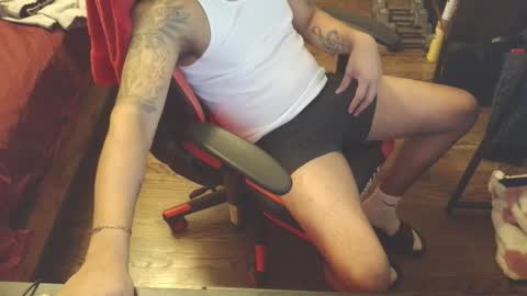 Snapshot of p_m_w_4l chatting on December 15, 7:01 am Jay M online show from December 15, 7:01 am