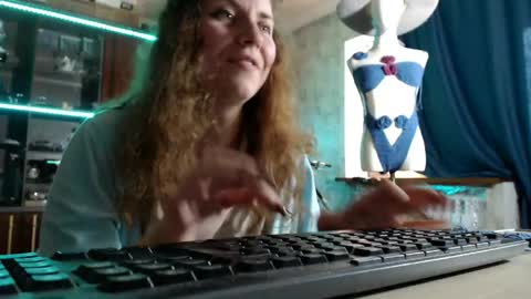 Ella online show from April 25, 1:41 pm
