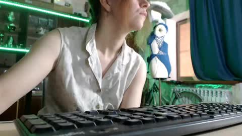 Ella online show from May 2, 6:40 am