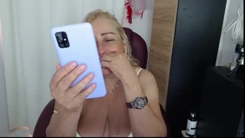 Snapshot of paiperhalliwey chatting on July 27, 2:46 pm paiperhalliwey online show from July 27, 2:46 pm