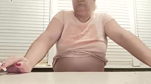 Snapshot of pamid215 chatting on December 16, 5:18 pm angel hris online show from December 16, 5:18 pm