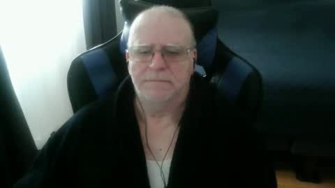papilly online show from April 11, 12:20 pm