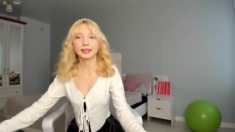 Snapshot of paradi_se chatting on November 14, 8:24 am Melena online show from November 14, 8:24 am