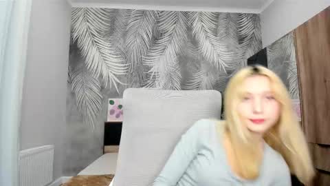 Snapshot of paradi_se chatting on December 3, 8:45 am Melena online show from December 3, 8:45 am