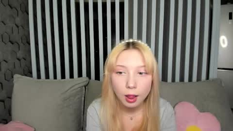 Snapshot of paradi_se chatting on December 14, 8:30 am Melena online show from December 14, 8:30 am