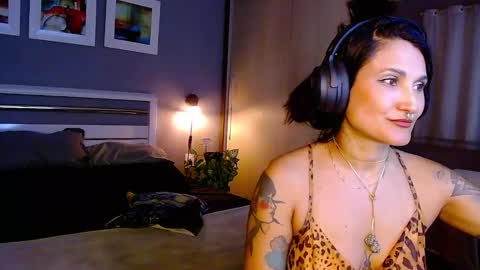 Snapshot of paradisegirl_ chatting on February 26, 9:48 pm My alter ego Betinna Flowers - a tattooed Miss - Are you missing me come in here - online show from February 26, 9:48 pm