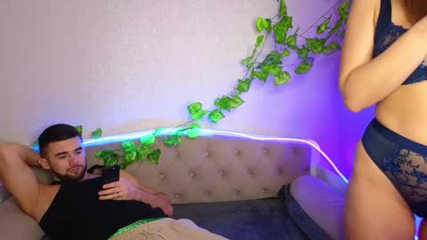 Snapshot of paradisepleasure_ chatting on January 20, 2:43 am Allie  Alex Thumbs up if you like us online show from January 20, 2:43 am