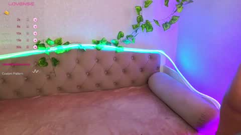 Snapshot of paradisepleasure_ chatting on February 21, 5:02 am Allie  Alex Thumbs up if you like us online show from February 21, 5:02 am