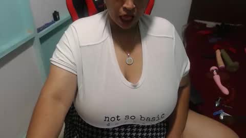 Snapshot of pareja_explosivasexx chatting on December 1, 6:40 am Luna online show from December 1, 6:40 am