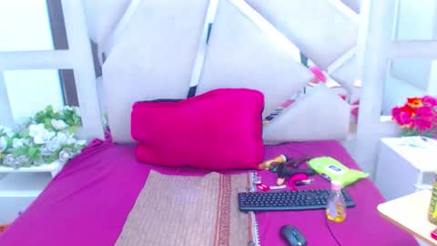 Snapshot of paris_squirtt chatting on May 23, 9:19 pm paris_squirtt online show from May 23, 9:19 pm