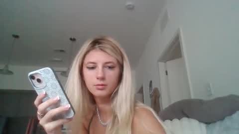 parisbaby2000 online show from September 16, 1:56 pm