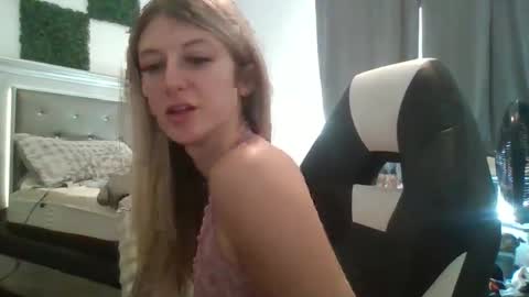 parisbaby2000 online show from January 13, 2:55 pm