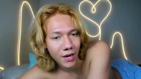 Snapshot of parisstone2 chatting on December 5, 11:40 pm connie online show from December 5, 11:40 pm