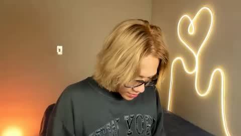 Snapshot of parisstone2 chatting on December 8, 8:25 pm connie online show from December 8, 8:25 pm