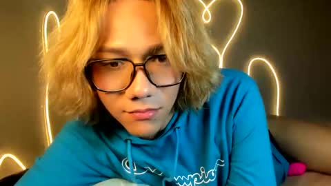 Snapshot of parisstone2 chatting on December 11, 9:45 pm connie online show from December 11, 9:45 pm