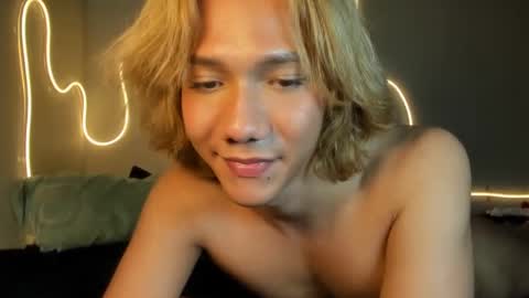 Snapshot of parisstone2 chatting on December 12, 12:48 am connie online show from December 12, 12:48 am