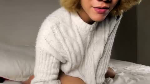 Snapshot of parisstone2 chatting on December 15, 11:42 pm connie online show from December 15, 11:42 pm