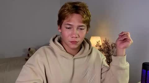 Snapshot of parisstone2 chatting on December 15, 2:16 am connie online show from December 15, 2:16 am