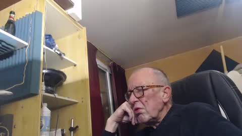 Snapshot of pascal88881 chatting on January 8, 6:52 am pascal88881 online show from January 8, 6:52 am