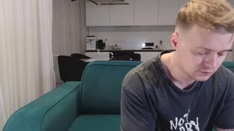 Snapshot of pashka_x chatting on February 28, 8:20 am Pashka online show from February 28, 8:20 am