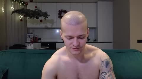 Snapshot of pashka_x chatting on December 15, 6:28 am Pashka online show from December 15, 6:28 am