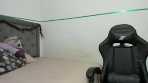 Snapshot of pasionaleshot69 chatting on January 5, 11:01 pm Violetafantasy online show from January 5, 11:01 pm