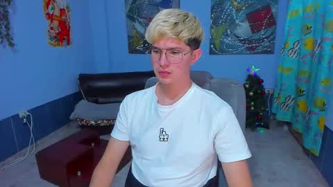 Snapshot of patrik027 chatting on December 3, 7:27 am .... online show from December 3, 7:27 am