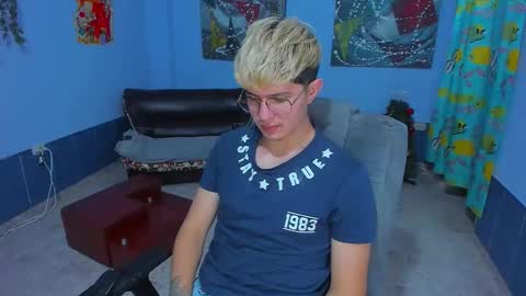 Snapshot of patrik027 chatting on December 4, 7:39 am .... online show from December 4, 7:39 am