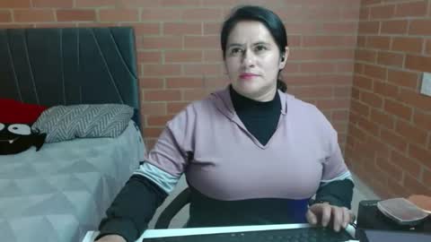 Snapshot of paula__117 chatting on May 5, 7:00 pm paula__117 online show from May 5, 7:00 pm