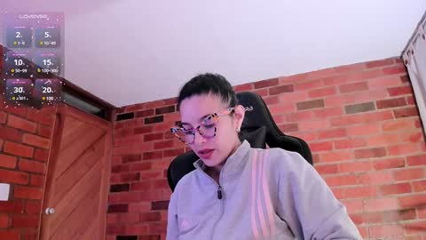 Snapshot of paulinabarnett_ chatting on December 19, 12:24 am Paulina online show from December 19, 12:24 am