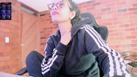 Snapshot of paulinabarnett_ chatting on December 28, 12:15 am Paulina online show from December 28, 12:15 am