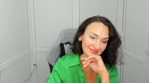 Snapshot of peachboomm chatting on August 5, 6:27 am Christina online show from August 5, 6:27 am