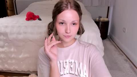 Snapshot of peachvibes chatting on November 10, 7:07 am Lili online show from November 10, 7:07 am