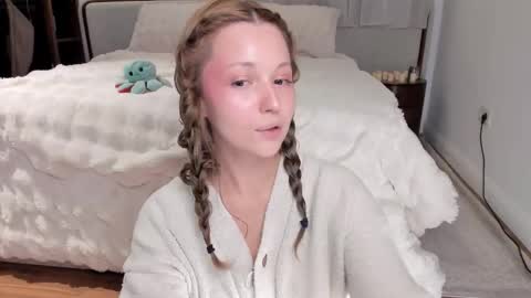 Snapshot of peachvibes chatting on December 1, 7:24 am Lili online show from December 1, 7:24 am