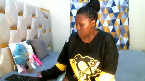 Snapshot of peachygirl255 chatting on May 18, 4:07 am Peachy online show from May 18, 4:07 am