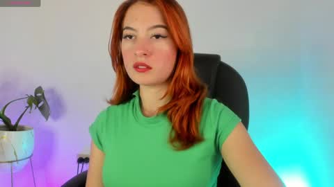 Snapshot of pear__moon chatting on June 1, 4:47 am LILLY online show from June 1, 4:47 am