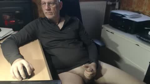 Snapshot of pemue65 chatting on November 19, 7:52 am Pemue65 online show from November 19, 7:52 am