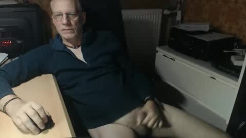 Snapshot of pemue65 chatting on December 5, 6:33 am Pemue65 online show from December 5, 6:33 am