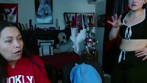 Snapshot of penelopeandmarilyn chatting on June 25, 2:10 pm Penelope and my girlfriend Marilyn online show from June 25, 2:10 pm