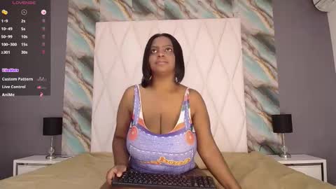 Snapshot of penelopeboobs_ chatting on November 11, 10:54 pm online show from November 11, 10:54 pm