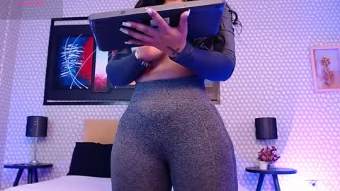 Snapshot of penelopee_28 chatting on April 10, 4:39 am Penelope Lets get to 100 hands up online show from April 10, 4:39 am