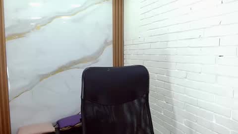 Snapshot of penelopee_rouse chatting on December 14, 7:29 pm Penelopee Rouse online show from December 14, 7:29 pm