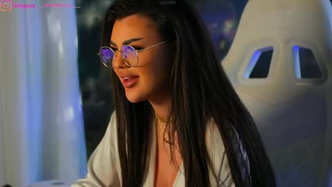 Dee online show from December 18, 11:34 am