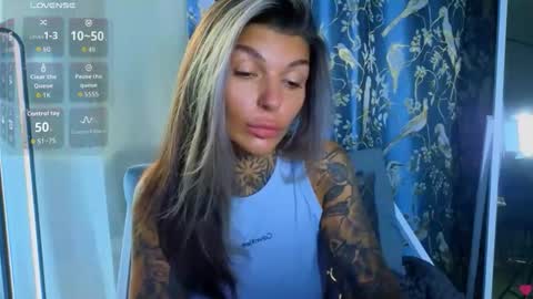 Snapshot of perfecttbaby77n chatting on October 31, 7:53 am Anna online show from October 31, 7:53 am