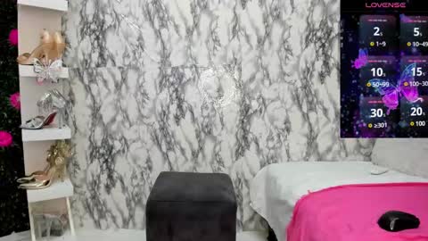 Perla Thompson online show from February 8, 9:15 pm