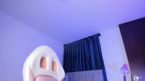 Perla online show from November 20, 11:04 pm