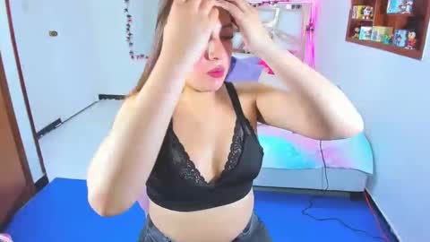 Snapshot of perlabeautiful chatting on October 31, 1:17 am PERLA online show from October 31, 1:17 am