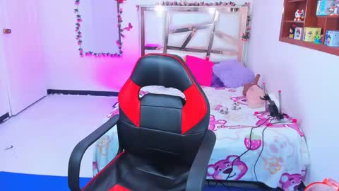 Snapshot of perlabeautiful chatting on December 13, 8:58 pm PERLA online show from December 13, 8:58 pm