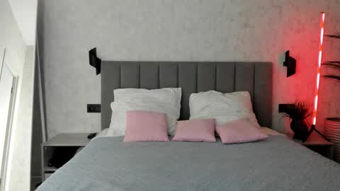 Mia online show from December 2, 8:41 am