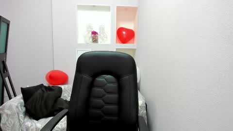 Snapshot of persinaky chatting on February 15, 11:08 am horror flying on the wings of the night.... online show from February 15, 11:08 am